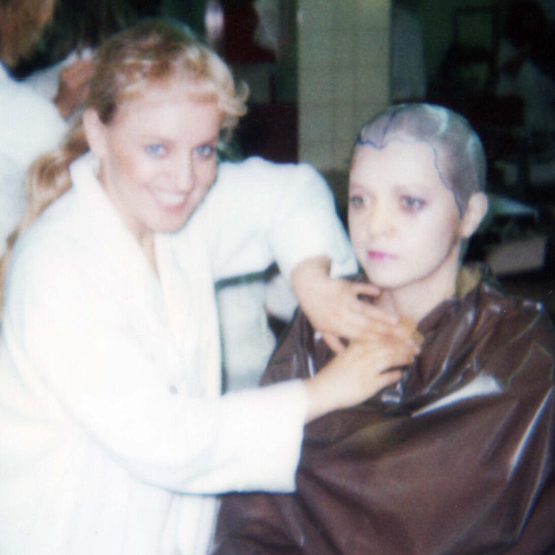 Hella Dietrich passt einer Darstellerin eine handgefertigte Glatze an Hella Dietrich beim Anpassen einer selbstangefertigten Glatze an einer Darstellerin.