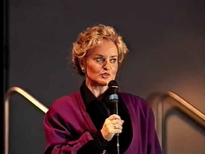 Hella Dietrich als Live‑Moderatorin auf der Bühne vor Publikum